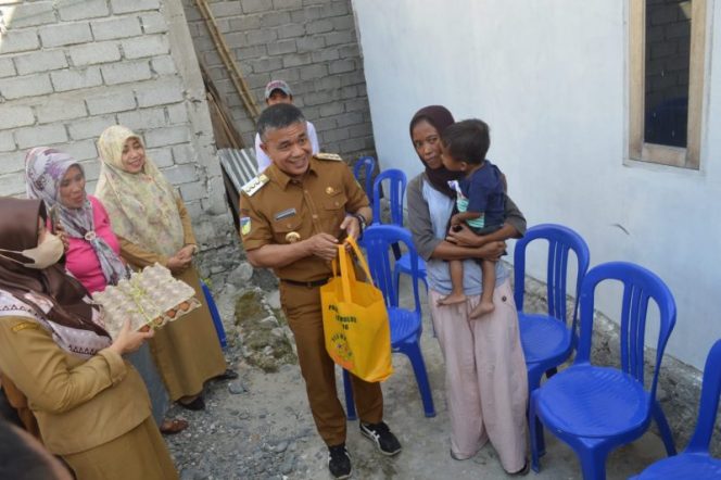 
 Wali Kota Palu Hadianto Rasyid serahkan bantuan paket Stunting ke warga. Foto: Istimewa