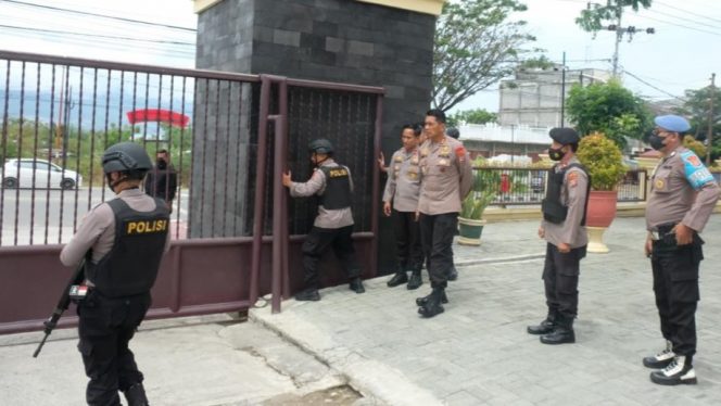 
 Kapolda Sulteng, Irjen Pol Rudy Sufahriadi mengecek keamanan di Pos jaga Markas Polda Sulteng, Rabu, 7 Desember 2022. Foto: Istimewa