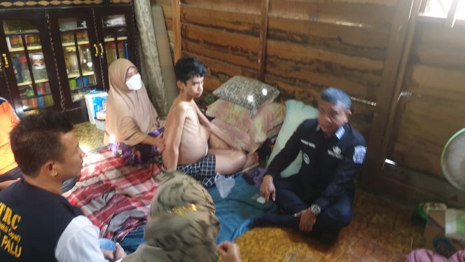 
 Wali Kota Palu Hadianto Rasyid mengunjungi remaja 17 tahun di Donggala Kodi mengidap Tumor Abdomen/tim paluposo