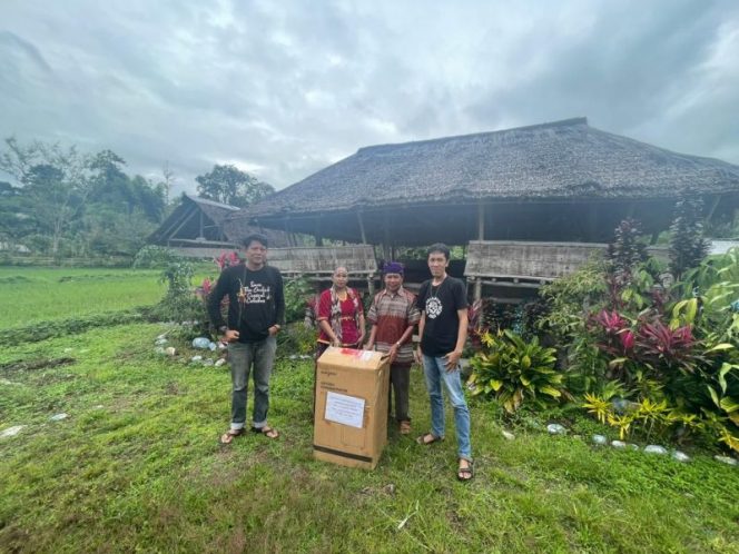 
 Komunitas Relawan Roa jaga Roa menyerahkan bantuan 1 unit alat konsentrator oksigen kepada Lembaga Adat Desa Toro, Kecamatan Kulawi, Kabupaten Sigi, Rabu (01/03/2023). Foto : Komunitas Roa Jaga Roa
