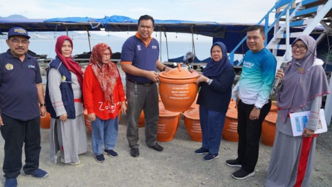 
 Pemerintah Kota Palu melalui Wakil Wali Kota Palu Reny A Lamadjido secara simbolis menerima  25 unit tempat sampah dari Poltekkes Kemenkes Palu. Foto : humas Pemkot Palu