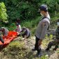 Bhabinkamtibmas Desa Lenju Bripka Andi Panguriseng bersama warga Lenju mengevakuasi jenazah gadis di Desa Lenju. Foto: Humas Polres Donggala