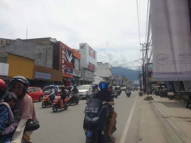 
 Suasana arus lalu lintas di sekitar jalan Gajah Mada, Kelurahan Baru, Kecamatan Palu Barat. Foto: Hardi