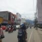 Suasana arus lalu lintas di sekitar jalan Gajah Mada, Kelurahan Baru, Kecamatan Palu Barat. Foto: Hardi