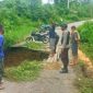 jalan di tanjakan Pasir Putih Desa Labonu, Kecamatan Basidondo terjadi longsor. Foto: Humas Polres Tolitoli