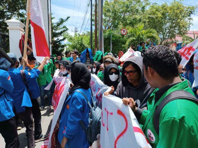 
 Aliansi Mahasiswa se-Kota Palu gelar aksi demo tolak UU Cipta Kerja. Foto: Sadam