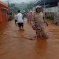 Hujan lebat yang terjadi sejak sore hari mengakibatkan tiga kelurahan di Kecamatan Petasia, Kabupaten Morowali Utara terendam banjir. Foto: BPBD Sulteng
