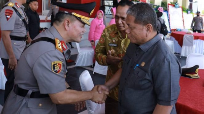 
 Wakil Ketua III DPRD Sulteng Muharram Nurdin turut menyambut pergantian Kapolda Sulteng yang baru yaitu Irjen Pol Agus Nugroho di lapangan apel Polda Sulteng. Foto: Humas DPRD Sulteng