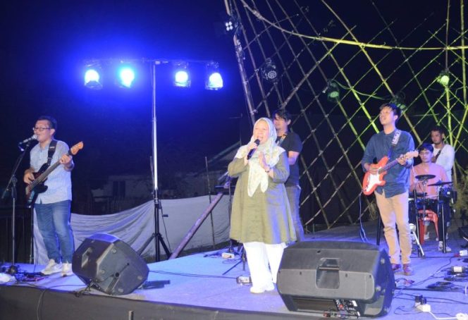 
 Reny A Lamadjido bernyanyi saat penutupan Festival Sahur dan Burasa di Tawaeli. Foto: Humas Pemkot Palu