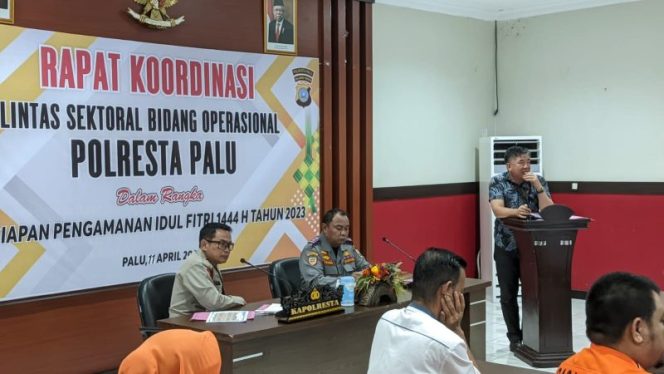
 Kepala Dinas Perhubungan Kota Palu Trisno Yunianto menghadiri rapat persiapan Operasi Ketupat 2023. Foto: Humas Pemkot Palu