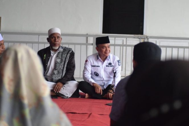 
 Wali Kota Palu Hadianto Rasyid bertemu dengan ratusan guru mengaji di kediamannya. Foto: Humas Pemkot Palu
