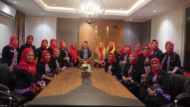 
 Ketua DPRD Sulteng Nilam Sari Lawira menerima kunjungan dari Ikatan Pengusaha Muslimah Indonesia. Foto: DPRD Sulteng