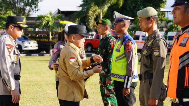 
 Wali Kota Palu Hadianto Rasyid saat melakukan pengecekan personel pengamanan Operasi Ketupat 2023. Foto: Humas Pemkot Palu