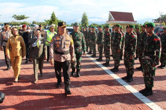 
 Kapolda Sulteng Irjen Pol Agus Nugroho saat melakukan pengecekan kesiapan personel Operasi Ketupat Tinombala 2023. Foto: Polda Sulteng