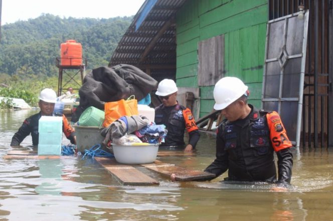 
 Tim SAR Brimob Polda Sulteng mengevakuasi warga yang terdampak banjir di Morowali Utara. Foto: Polda Sulteng 