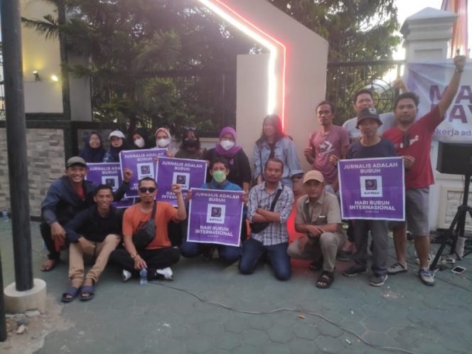
 Jurnalis di Palu menggelar aksi demo didepan kantor DPRD Sulteng. Foto: istimewa