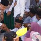 Wali Kota Palu Hadianto Rasyid saat menyapa warga yang menghadiri Haul Guru Tua ke-55. Foto: Humas Pemkot Palu