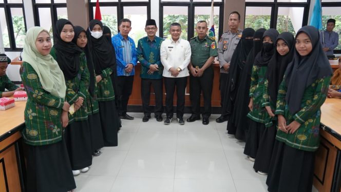 
 Wali Kota Palu Hadianto Rasyid secara resmi melepas Kafilah Kota Palu yang akan berlomba di ajang STQH ke-27 tingkat Provinsi Sulawesi Tengah. Foto: Humas Pemkot Palu