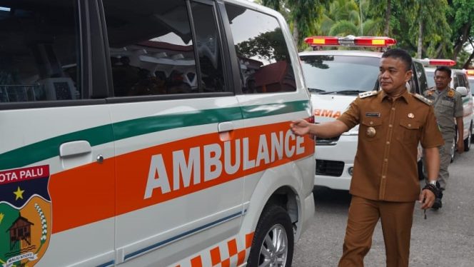 
 Wali Kota Palu, H. Hadianto Rasyid, SE secara simbolis menyerahkan lima ambulans kepada lima kelurahan di Palu pada Senin, 26 Juni 2023. Foto: Dok. Pemkot Palu
