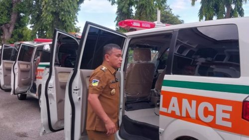 Wali Kota Palu serahkan 5 ambulans di lima kelurahan di Palu. Foto: Istimewa
