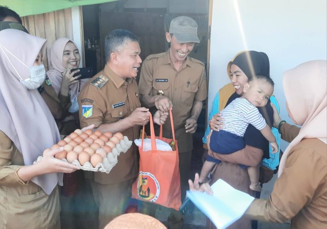 
 Wali Kota Palu serahkan paket stunting ke warga. Foto: Pemkot Palu
