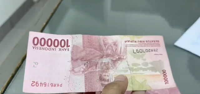 Viral uang diduga mutilasi (uang asli disobek dan ditempel uang palsu) di media sosial. Dok Twitter @Heraloebss