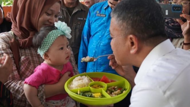 
 Wali Kota Palu Hadianto Rasyid saat memberikan asupan gizi pada anak-anak di Palu, Sabtu, 9 September 2023. Foto: Istimewa