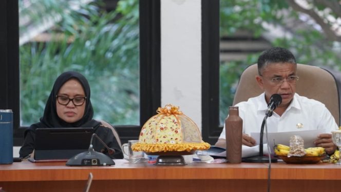 
 Wali Kota Palu, Hadianto Rasyid (kanan) didampingi Sekkot Palu, Irmayanti Pettalolo, saat memberikan arahan dalam rapat evaluasi kinerja OPD dan Camat, Jumat, 13 Oktober 2023. Foto: Istimewa