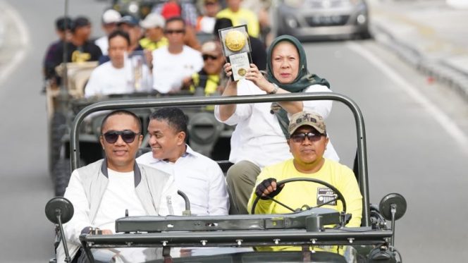 
 Wali Kota Palu Hadianto Rasyid (tengah) dan Wakil Wali Kota Palu dr Reny Lamadjido arak Piala Adipura keliling kota, Sabtu 9 Maret 2024. Foto: Istimewa