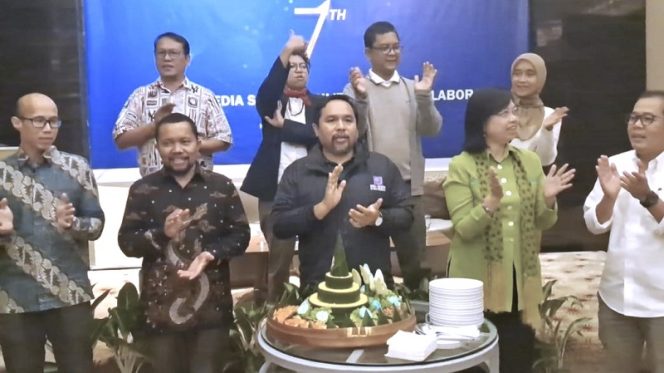 
 AMSI menggelar acara peringatan 7 tahun berdirinya dengan pemotongan tumpeng di tengah anggota, pengurus dan seluruh pemangku kepentingan, di Hotel Aone, Jakarta, Selasa 30 April 2024.  Foto: Dok. AMSI