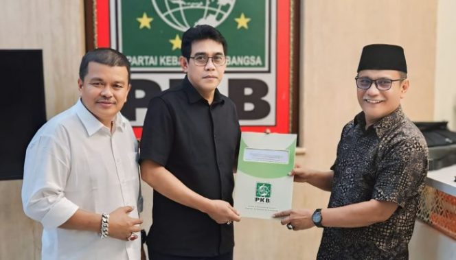 
 Pasangan Bakal Calon Bupati dan Wakil Bupati  Parigi Moutong, Erwin Burase-Abdul Sahid menerima surat rekomendasi dari PKB yang diserahkan langsung oleh Ketua DPC PKB Parigi Moutong, Sukiman Tahir di Jakarta, Rabu 26 Juni 2024. Foto: Istimewa