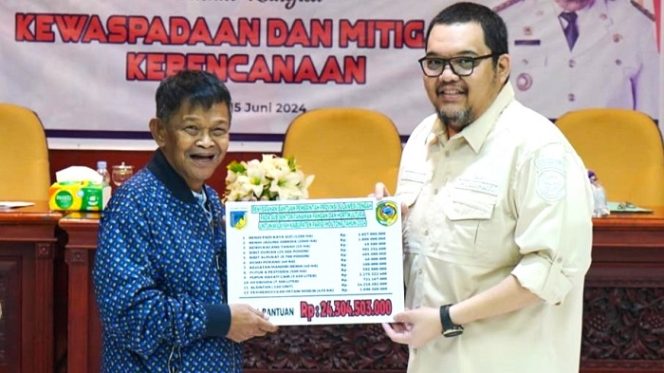 
 Gubernur Sulawesi Tengah, Rusdy Mastura, menyerahkan secara simbolis bantuan dana ke Penjabat (Pj) Bupati Parigi Moutong, Richard Arnaldo, Sabtu 15 Juni 2024. Foto: Diskominfo Parimo