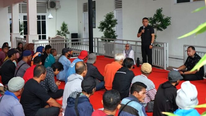 
 Wali Kota Palu Hadianto Rasyid mengadakan pertemuan dengan ratusan Juru Parkir (Jukir) se-Kota Palu, Sabtu, 29 Juni 2024, di rumah dinasnya. Foto: Pemkot Palu