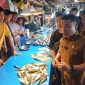 Wali Kota Palu Hadianto Rasyid turun langsung ke Pasar Masomba Palu untuk memastikan ikan-ikan di pasar tradisional tersebut aman di konsumsi, Senin 22 Juli 2024. Foto: Istimewa