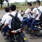 Siswa Mengendarai Sepeda Motor ke Sekolah