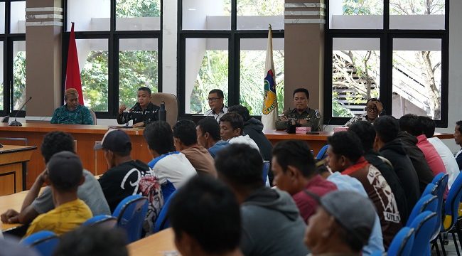 Wali Kota Palu, Hadianto Rasyid, mengadakan pertemuan dengan para sopir armada sampah se-Kota Palu di ruang rapat Bantaya Kantor Wali Kota Palu, pada Kamis, 25 Juli 2024. Foto: Dok. Pemkot Palu