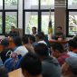 Wali Kota Palu, Hadianto Rasyid, mengadakan pertemuan dengan para sopir armada sampah se-Kota Palu di ruang rapat Bantaya Kantor Wali Kota Palu, pada Kamis, 25 Juli 2024