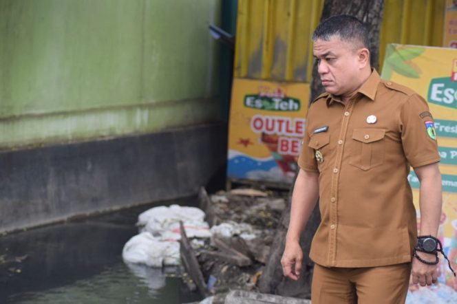 
 Wali Kota Palu Hadianto Rasyid, meninjau langsung lokasi saluran air yang ada di wilayah Jalan Jamur dan Jalan Labu, Kota Palu, Selasa, 2 Juli 2024. Foto: Dok. Pemkot Palu