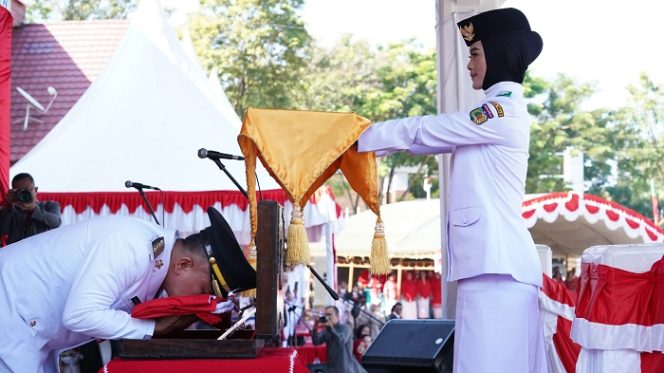 
 Momen Haru Wali Kota Hadianto Cium Bendera Merah Putih pada HUT ke-79 RI. Foto: Dok. Pemkot Palu