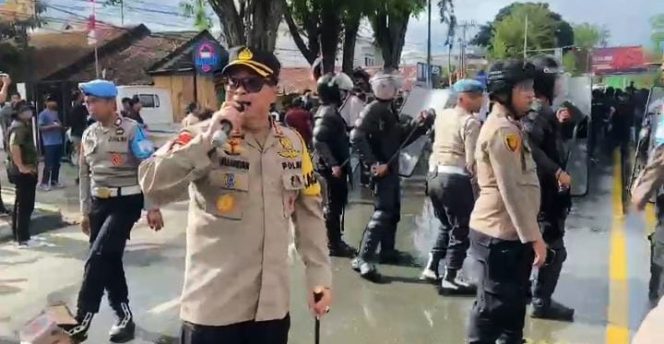 
 Kapolres Palu Kombes Pol. Barliansyah, saat perintahkan menembak ke massa pengunjuk rasa. Foto; Istimewa