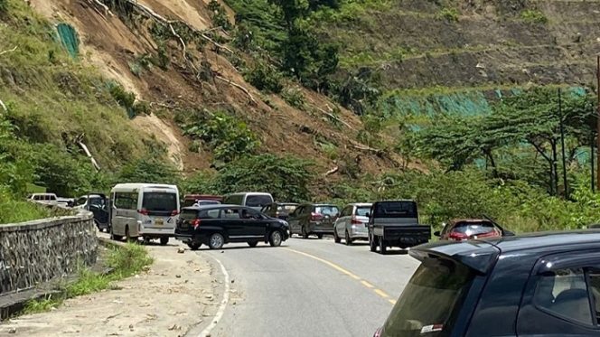 
 Suasana kendaraan terjebak longsor di Jalan Trans Sulawesi Kebun Kopi, Kilometer 8  dari arah Kabupaten Parigi Moutong menuju Kota Palu, Kamis 5 September 2024. Foto: Istimewa