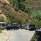 Suasana kendaraan terjebak longsor di Jalan Trans Sulawesi Kebun Kopi, Kilometer 8  dari arah Kabupaten Parigi Moutong menuju Kota Palu, Kamis 5 September 2024. Foto: Istimewa