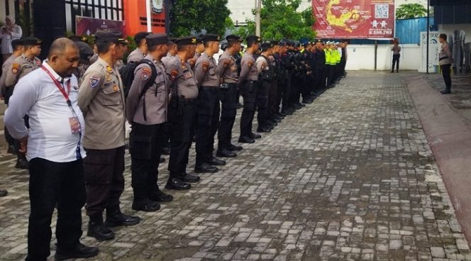 
 Polisi apel sebelum bertugas mengamankan jalannya Rapat Pleno Terbuka di KPU Provinsi Sulawesi Tengah, Senin 4 Maret 2024. Foto: Dok. Polda Sulteng