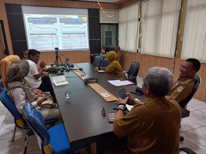 
 Suasana rapat koordinasi bidang pengendalian inflasi di daerah tahun 2024, pada Senin 25 November 2024 secara virtual dari ruang rapat Bagian Pembangunan Setda Kota Palu. Foto: Istimewa