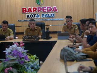 Wali Kota Palu, memimpin Rapat Koordinasi tentang Penanggulangan Kemiskinan di Kota Palu yang berlangsung di ruang Bappeda Kota Palu, pada Senin 25 November 2024. Foto: Istimewa