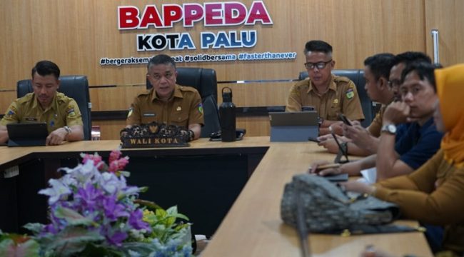 Wali Kota Palu, memimpin Rapat Koordinasi tentang Penanggulangan Kemiskinan di Kota Palu yang berlangsung di ruang Bappeda Kota Palu, pada Senin 25 November 2024. Foto: Istimewa