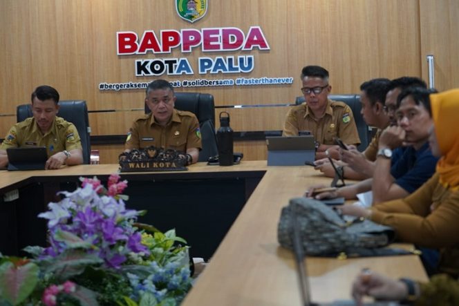 
 Wali Kota Palu, memimpin Rapat Koordinasi tentang Penanggulangan Kemiskinan di Kota Palu yang berlangsung di ruang Bappeda Kota Palu, pada Senin 25 November 2024. Foto: Istimewa