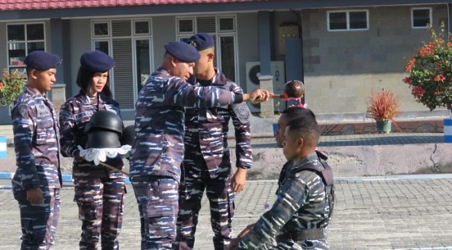 Danlanal Palu Pimpin Upacara Terima Tamtama Remaja. Foto: Istimewa