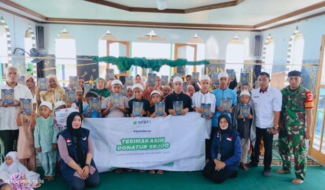 
 Relawan Peduli Quran Nusantara salurkan Al-Qur'an dan alat salat di Desa Torasiaje, Dusun Sengkang, Kecamatan Popayato, Kabupaten Pohuwato, Provinsi Gorontalo, pada Rabu 14 November 2024. Foto: Istimewa