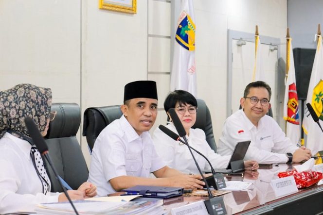 
 Gubernur Sulawesi Tengah, Anwar Hafid (kedua dari kiri), bersama jajaran pejabat terkait memimpin rapat penyusunan Rencana Pembangunan Jangka Menengah Daerah (RPJMD) 2025-2030 di Kantor Gubernur Sulawesi Tengah, Rabu (12/3/2025). Fokus pembahasan mencakup stabilitas harga bahan pokok dan pengentasan kemiskinan. Foto: Pemprov Sulteng